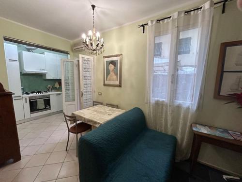 La casa di Gioia في فلورنسا: مطبخ مع طاولة وأريكة زرقاء في غرفة
