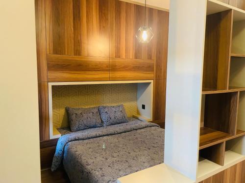 Schlafzimmer mit einem Bett mit Holzwänden in der Unterkunft Gül Proje2 -Amazing apartment with great view in Istanbul