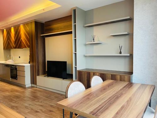 ein Esszimmer mit einem Tisch und einer Küche in der Unterkunft Gül Proje2 -Amazing apartment with great view in Istanbul