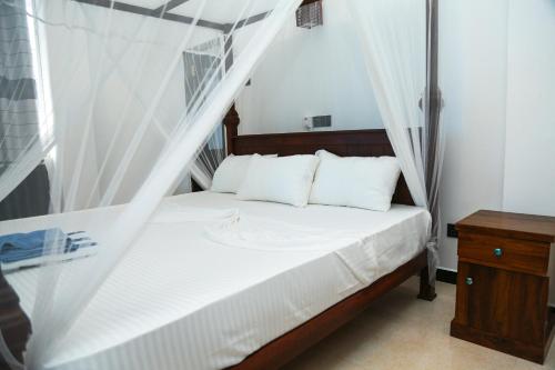 Postel nebo postele na pokoji v ubytování Camellia Hotel & Restaurant Mirissa