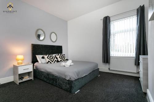 Cama ou camas em um quarto em OnPoint-3 bedroom Town house Ideal for Contractors
