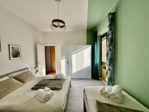 twee bedden in een kamer met groene muren bij [near Orio] BGY Malpensata HOUSE in Bergamo