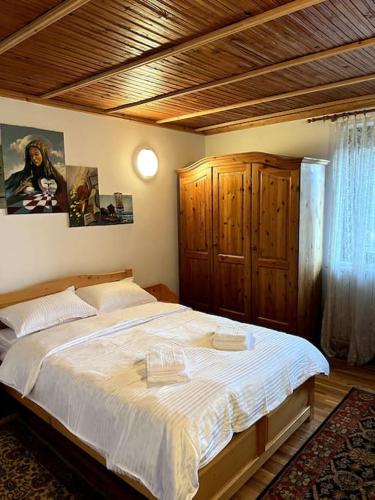 Ліжко або ліжка в номері Cabană la Munte - Petreceri