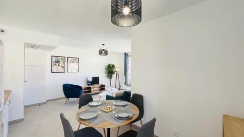 une salle à manger et un salon avec une table et des chaises dans l'établissement Appartement Citadella 1 Calvi, à Calvi