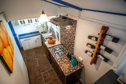 einen Blick über eine kleine Küche mit einem Weinkeller in der Unterkunft Hare Isolate in Hanga Roa