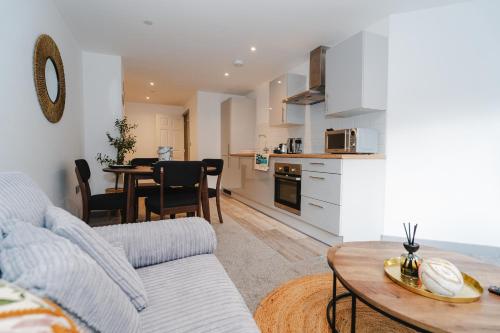 ein Wohnzimmer mit Sofa und Tisch in der Unterkunft George House Modern Apartments by VICHY in Hull