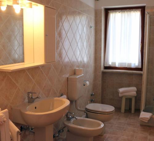 La salle de bains est pourvue d'un lavabo et de toilettes. dans l'établissement HOTEL LA NIGRITELLA, à Bardonnèche