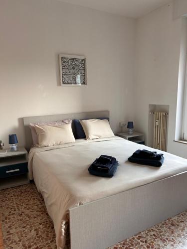 2 sacs assis sur un lit dans une chambre dans l'établissement Appartamento Luna, à Ravenne