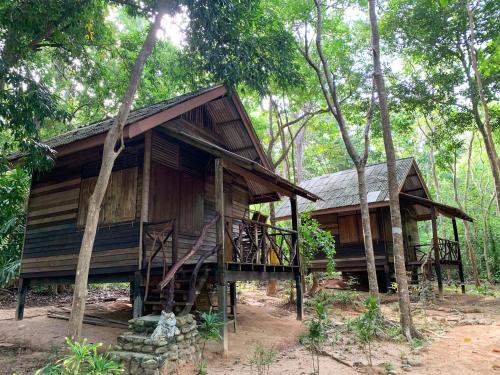 uma casa de madeira no meio de uma floresta em Room in Bungalow - Foresta Cottage of Koh Pu no6195 em Ko Jum