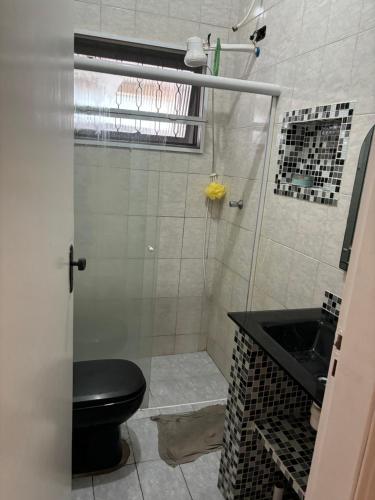 uma casa de banho com um chuveiro, um WC e um lavatório. em Hostel do mineiro em São José dos Campos