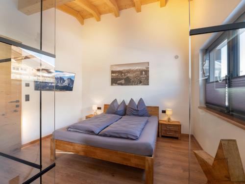 una camera da letto con un letto e una parete di vetro di Mountain Residence a Going