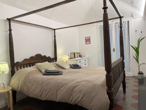 1 dormitorio con 1 cama grande con marco de madera en Sant Anselmo, en Turín