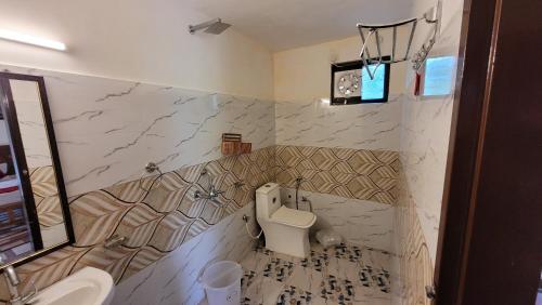 Corbett Mid Forest House في رامناجار: حمام مع مرحاض ومغسلة