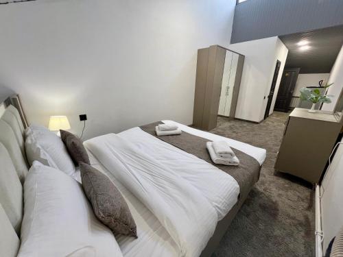 Postel nebo postele na pokoji v ubytování MANSION HOTEL YEREVAN