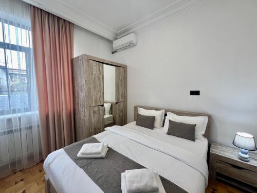 Postel nebo postele na pokoji v ubytování MANSION HOTEL YEREVAN
