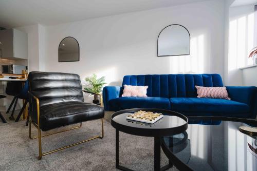 ハルにあるStunning Luxury Stay by VICHYのリビングルーム(青いソファ、椅子付)