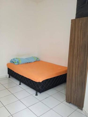 - un petit lit dans un coin de chambre dans l'établissement Refúgio Termal: Seu Paraíso em Caldas novas, à Caldas Novas