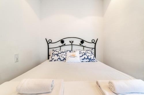 a bedroom with a large bed with two pillows at Romantic: Precioso frente al mar in Sitges