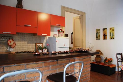 ナルドにあるCorte S. Angeloのキッチン(赤いキャビネット、冷蔵庫付きカウンター付)