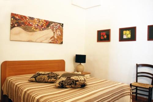 ナルドにあるCorte S. Angeloのベッドルーム1室(ベッド1台付)が備わります。壁には絵画が飾られています。