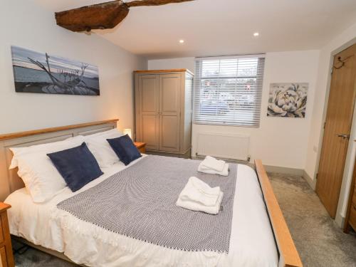 um quarto com uma cama grande e almofadas azuis em The Fox em Bridgnorth