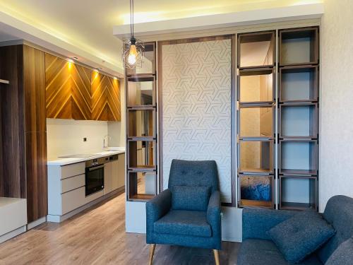 Il comprend un salon avec une chaise et une cuisine. dans l'établissement Gül Proje1 -Amazing apartment with great view, à Istanbul