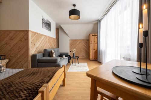 考斯赛力克Willa Pod Smrekami的一间卧室，里面有一张床、一张沙发和一张桌子