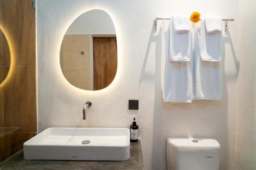 Koupelna v ubytování Alaya Homes C - Elegant Japandi Loft Suite in Seminyak