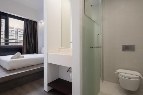een badkamer met een toilet, een wastafel en een douche bij Lion Peak Dickson in Singapore