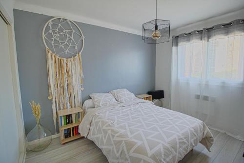 une chambre blanche avec un lit et une fenêtre dans l'établissement Appartement Candia Ajaccio, à Ajaccio