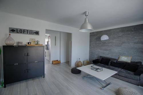 un salon avec un canapé et une table dans l'établissement Appartement Candia Ajaccio, à Ajaccio