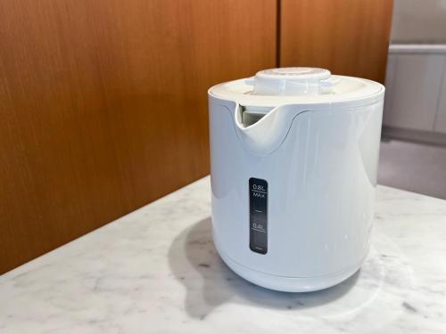 a white slow cooker sitting on top of a counter at ホテルプラタナス新横浜 in Yokohama