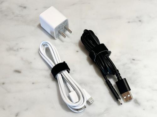 a usb cable and a adapter on a counter at ホテルプラタナス新横浜 in Yokohama