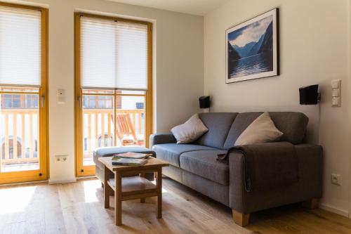 een woonkamer met een bank en een tafel bij Design Ferienwohnung Königssee in Schönau am Königssee