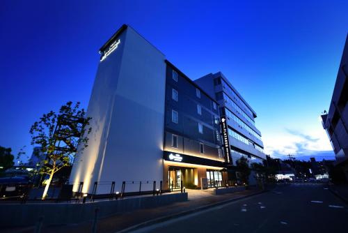 a building on the side of a street at night at ホテルプラタナス新横浜 in Yokohama