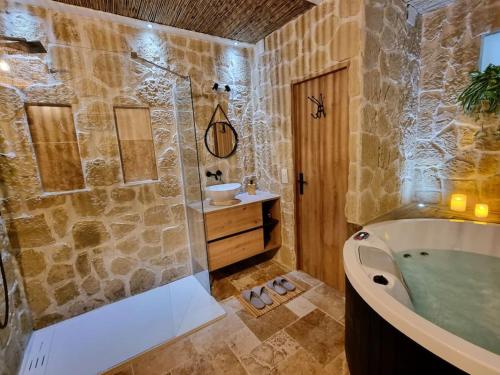 Koupelna v ubytování Les Spas de la mer, Suite & Spa, Love room, Plein Cœur du Grau