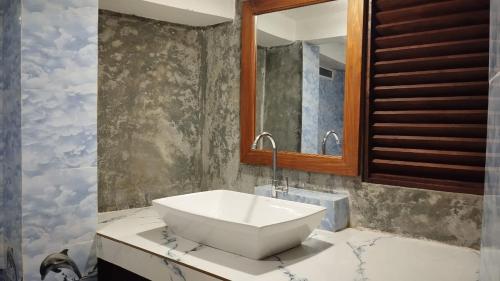 bagno con lavandino e specchio di Sinali Villa a Habaraduwa Central