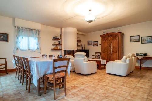 a dining room with a table and white chairs at Langlazic - Maison 3 chambres avec jardin in Clohars-Carnoët