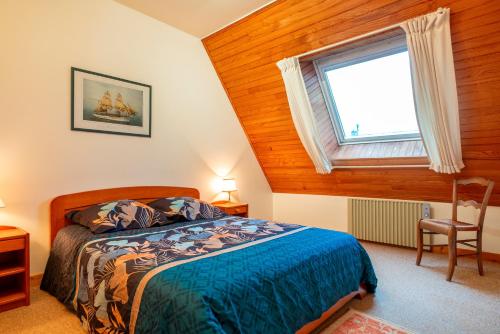 - une chambre avec un lit et une fenêtre dans l'établissement Langlazic - Maison 3 chambres avec jardin, à Clohars-Carnoët