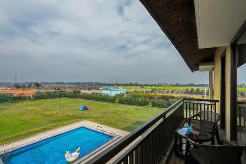 Bazén v ubytování Alaya Stays 3 BHK Farmhouse wit Pvt Pool & Garden - Anantara nebo v jeho okolí