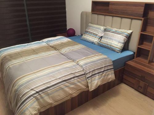 łóżko z dwoma poduszkami na górze w obiekcie Atasehir rezidans kendi eviniz gibi rahat w Stambule