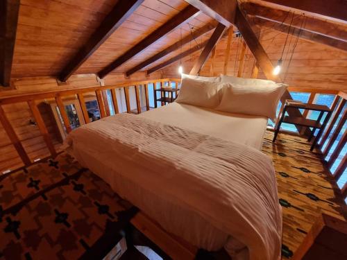 um quarto com uma cama grande num camarote em Ξύλινο Chalet Κτήμα Παππά em Levádeia