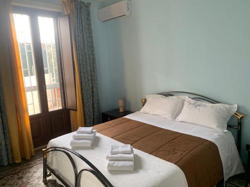 - une chambre avec un lit et des serviettes dans l'établissement Casa Dory, à Catane