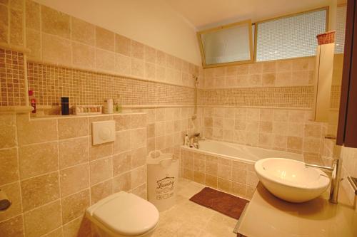 une salle de bain avec toilettes, lavabo et baignoire dans l'établissement Appartement Le Kent centre ville AJACCIO, à Ajaccio