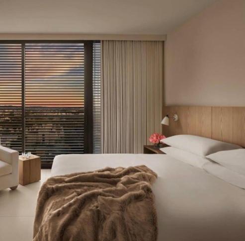 Postel nebo postele na pokoji v ubytování 8Hanza Tower Platinium Apartments POOL SAUNA JACUZZI