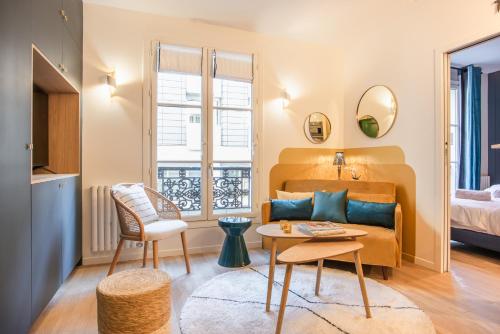 un salon avec un canapé et une table dans l'établissement Charming flat - heart of Saint-Germain des prés, à Paris