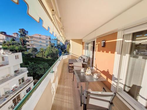 - un balcon avec des tables et des chaises dans un bâtiment dans l'établissement Nestor&Jeeves -PERLE DOREE - Terrace - Design, à Nice