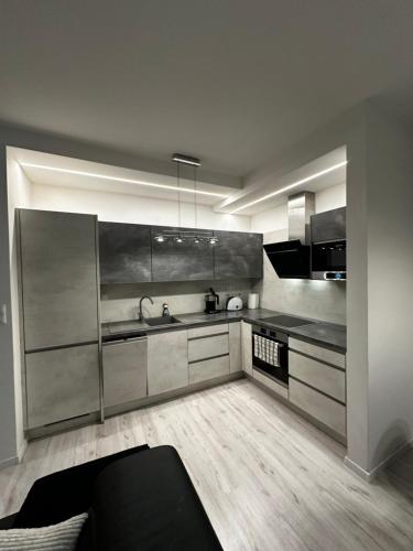 eine Küche mit Edelstahlschränken und einer Spüle in der Unterkunft Apartmán s terasou Zvolen in Zvolen