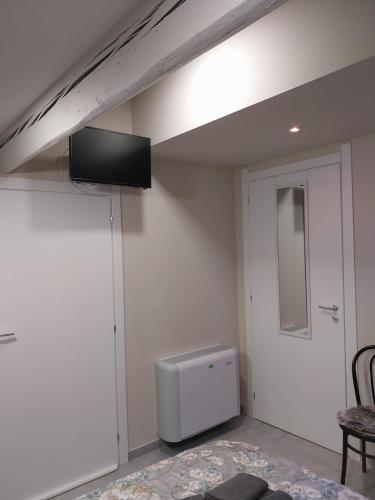 una camera con TV a parete e porta di B&B Staziona e Dormi a Camigliatello Silano