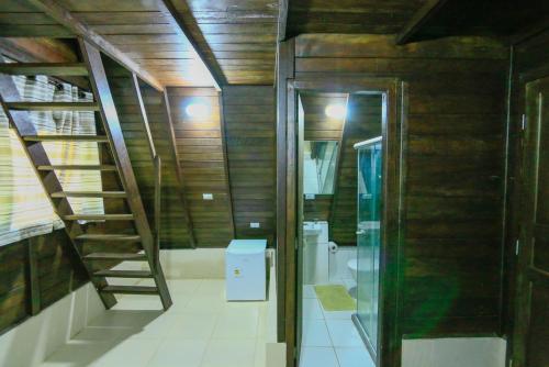 baño con paredes y escaleras de madera y aseo en Pousada Ecologica Bangalo de Praia, en Itacimirim